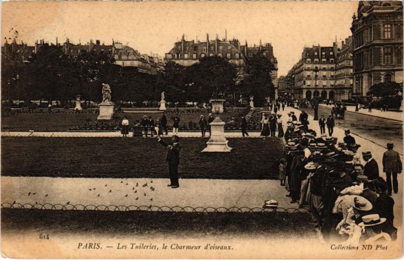 Carte postale ancienne Les Tuileries, le Charmeur d'Oiseaux à Paris 1er