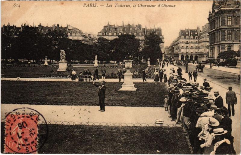 Carte postale ancienne Les Tuileries, le Charmeur d'Oiseaux à Paris 1er