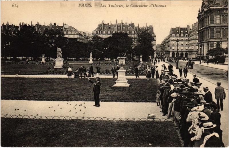Carte postale ancienne Les Tuileries, le Charmeur d'Oiseaux à Paris 1er