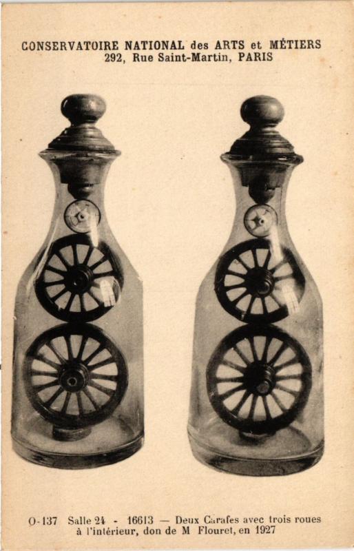 Carte postale ancienne Paris (3e) Cnam - Deux Carafes avec 3 roues á l'int. à Paris 3e