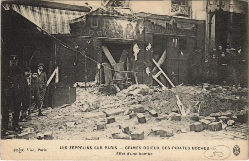 Carte postale ancienne Les Zeppelins Sur Paris Effet d'Une Bombe
