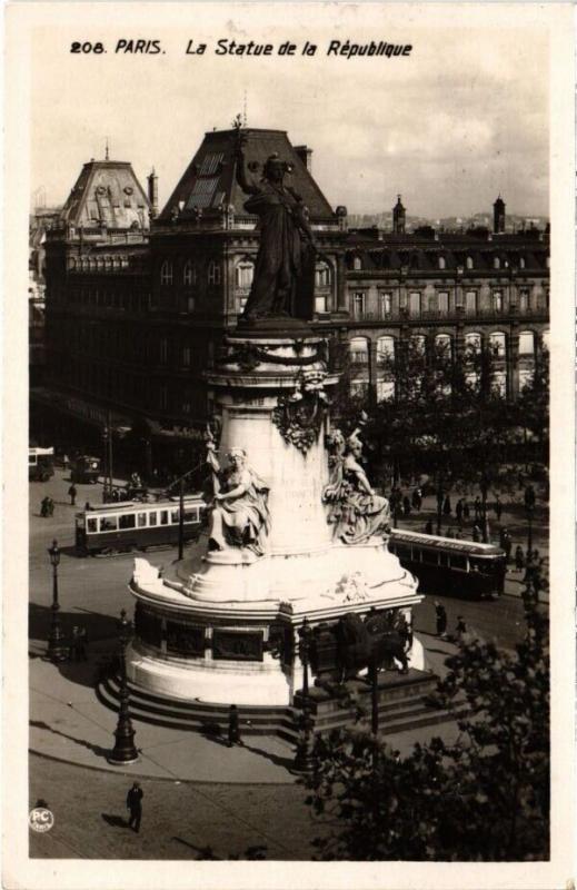 Carte postale ancienne Paris 11e - La Statue de la République à Paris 11e