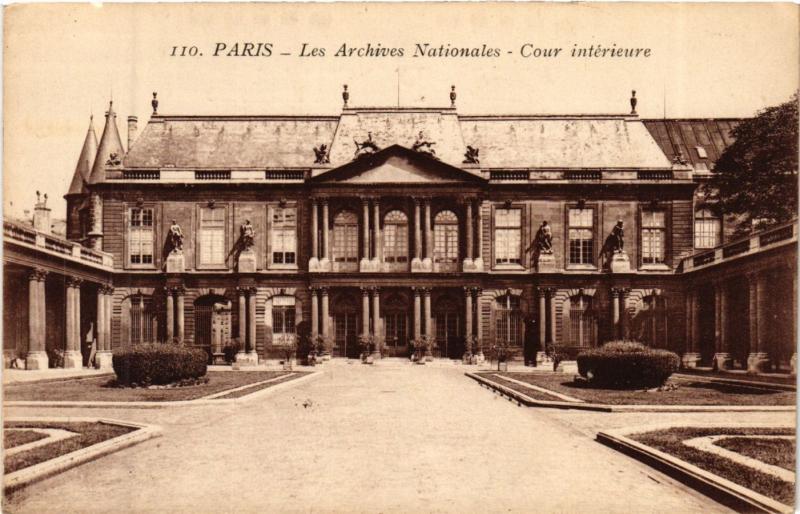 Carte postale ancienne Paris 3e Paris-Les Archives NAtionales-Cour intérieure à Paris 3e