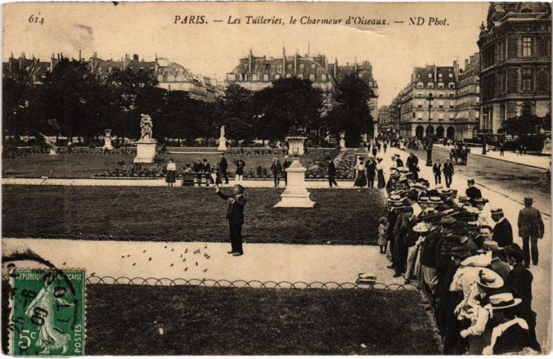 Carte postale ancienne Les Tuileries, le Charmeur d'Oiseaux à Paris 1er