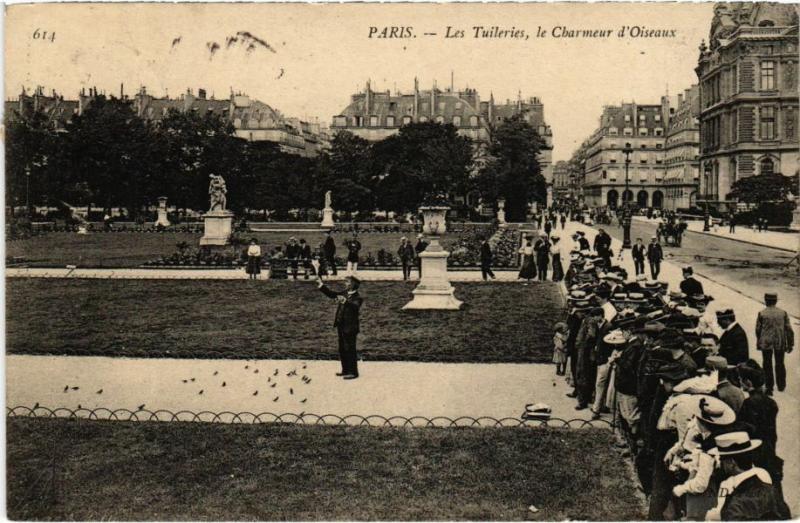 Carte postale ancienne Les Tuileries, le Charmeur d'Oiseaux à Paris 1er