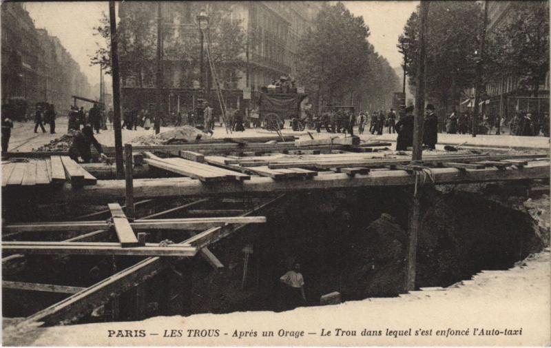 Carte postale ancienne Paris (8e) Les Trous Le Trou dans lequel s'nest enfoncé taxi à Paris 8e