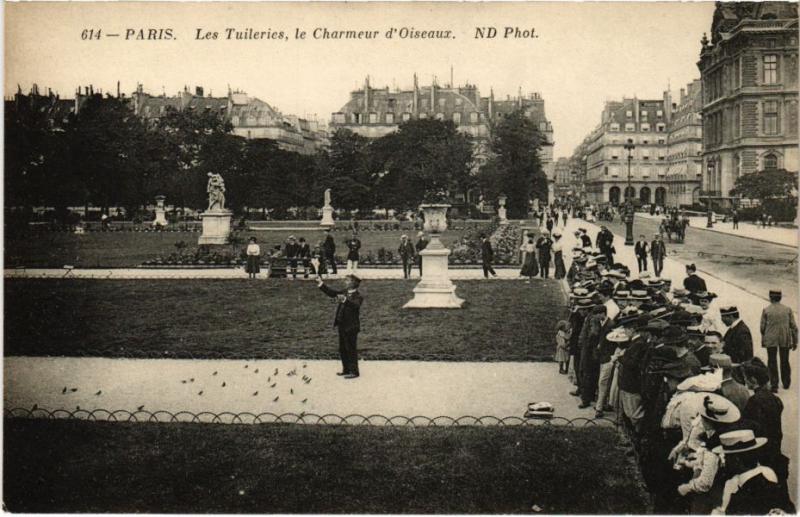 Carte postale ancienne Les Tuileries, le Charmeur d'Oiseaux à Paris 1er