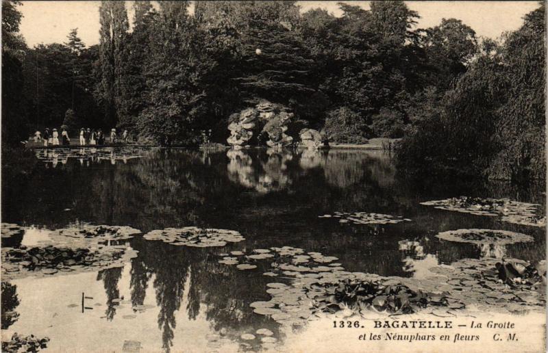 Carte postale ancienne Bagatelle - La Grotte et les Nénuphars en fleurs à Paris 16e