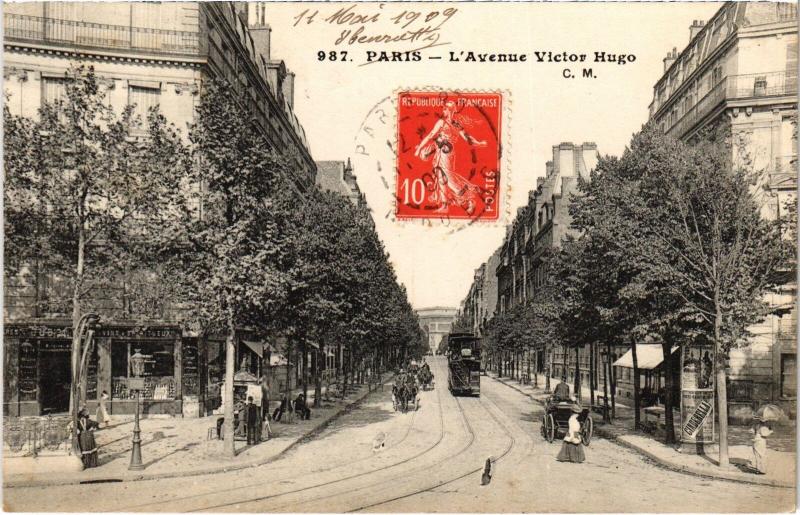 Carte postale ancienne L'Avenue Victor Hugo à Paris 16e