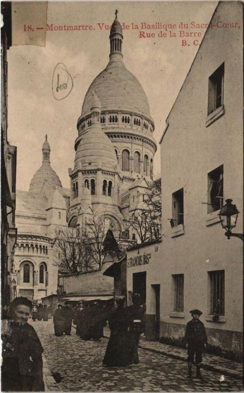 Carte postale ancienne Montmartre -Vue de la Basilique du Sacré-Coeur - Rue de la Barre à Paris 18e
