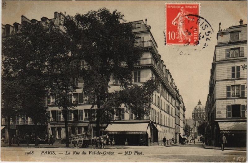 Carte postale ancienne Paris 5e - La Rue du Val-de-Gráce à Paris 5e