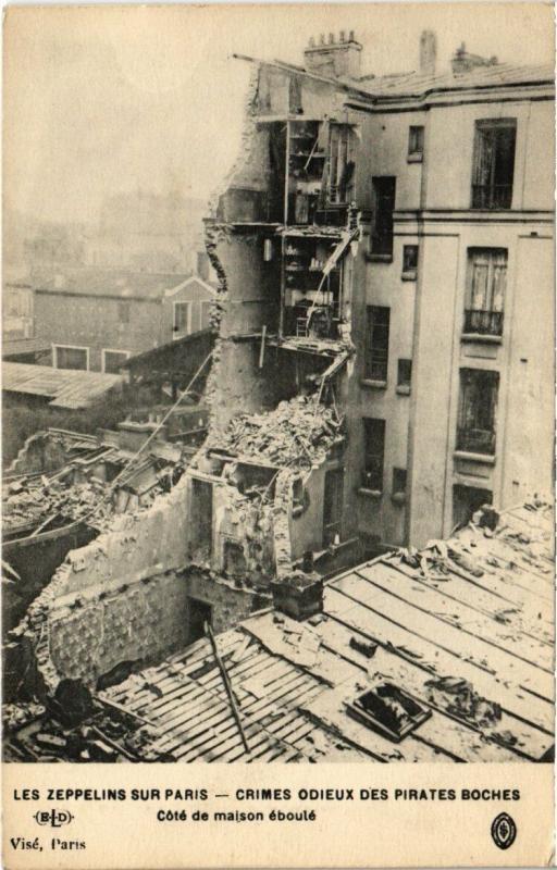 Carte postale ancienne Les Zeppelins sur Paris - Crimes odieux des pirates Boches - Côté de maison éboulé à Paris 20e