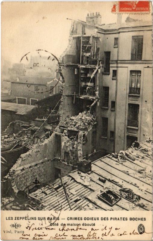 Carte postale ancienne Les Zeppelins sur Paris - Crimes odieux des pirates Boches - Côté de maison éboulé à Paris 20e
