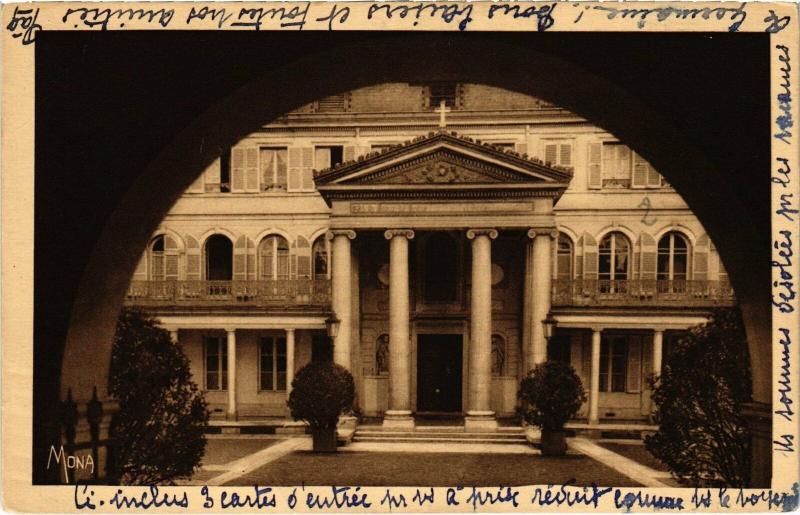 Carte postale ancienne Maison des Augustines - Rue de la Santé - Sous le porche, la chapelle et la cour d'honneur à Paris 13e