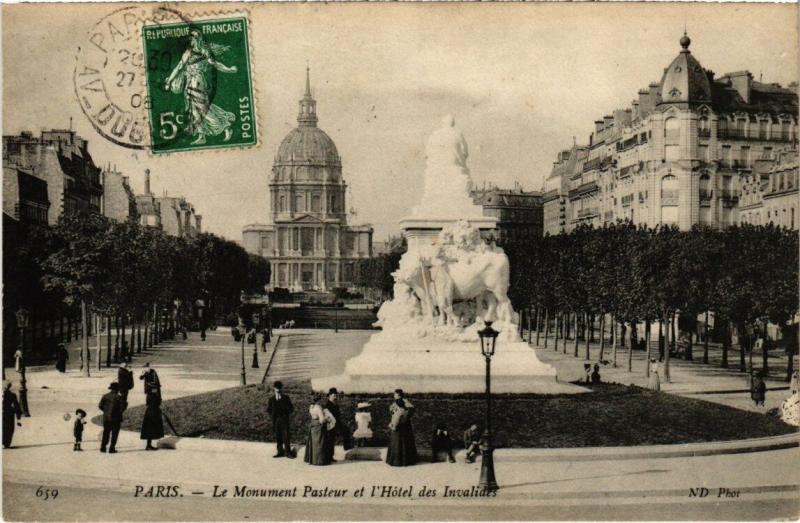 Carte postale ancienne Le Monument Pasteur et l'Hôtel des Invalides à Paris 15e
