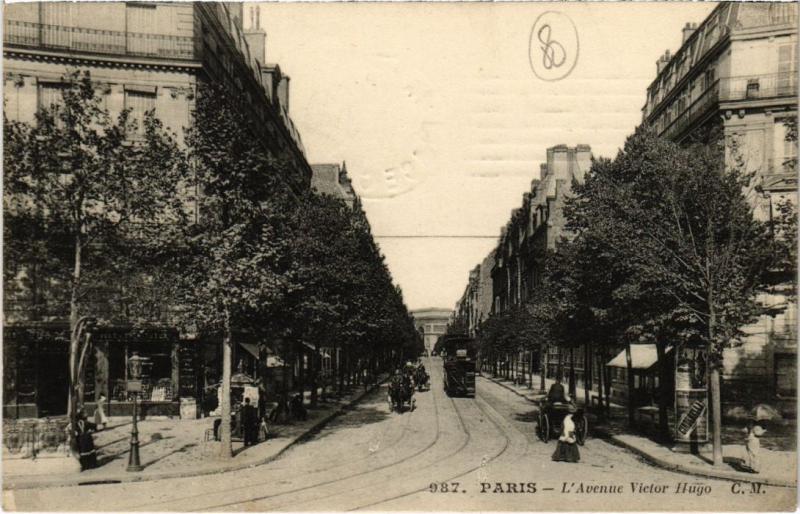 Carte postale ancienne L'Avenue Victor Hugo à Paris 16e