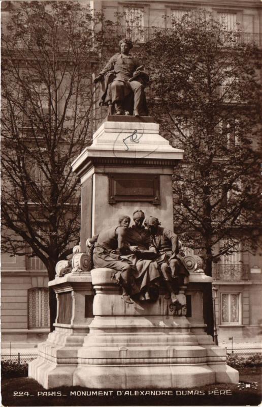 Carte postale ancienne Monument d'Alexandre Dumas Père à Paris 17e