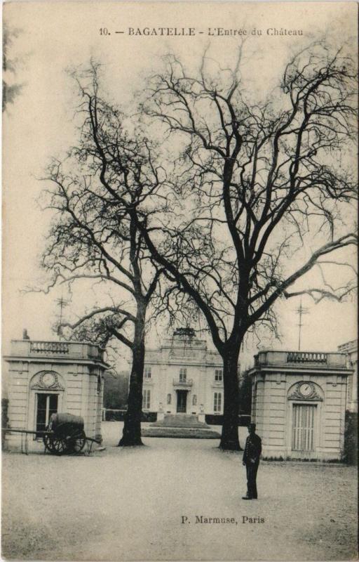 Carte postale ancienne Bagatelle - L'Entrée du Château à Paris