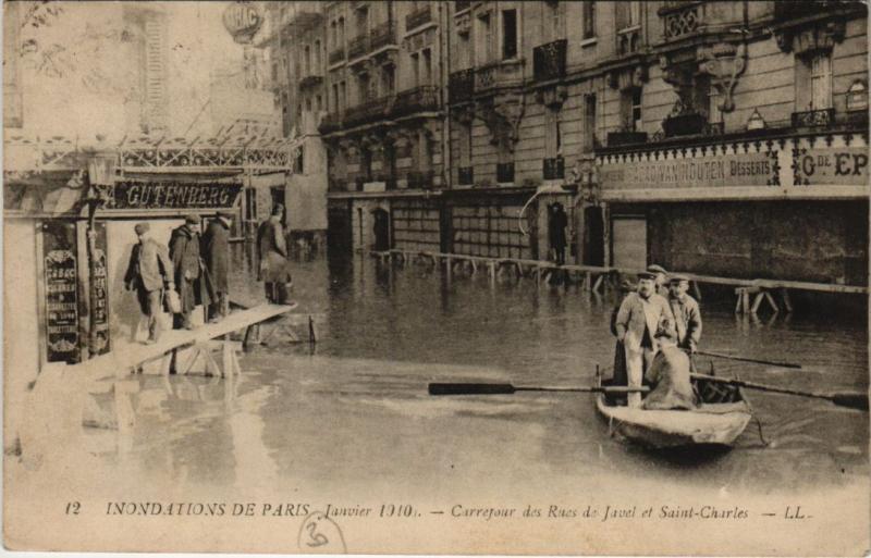 Carte postale ancienne Inondations de Paris Janvier 1910 - Carrefour des Rues de Javel et Saint-Charles à Paris 15e