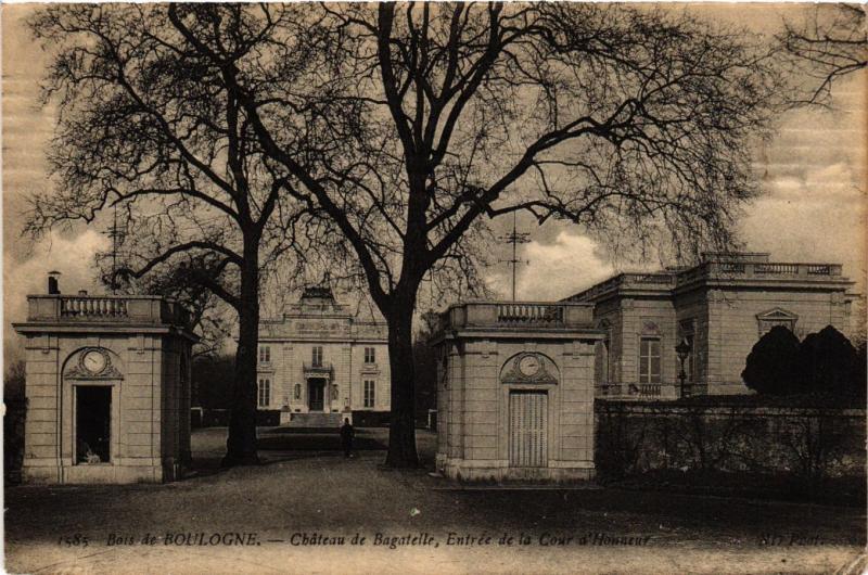 Carte postale ancienne Bois de Boulogne - Château de Bagatelle - Entrée de la Cour d'Honneur à Paris