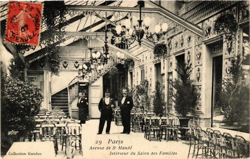 Carte postale ancienne Paris 12e Aveue de Saint-Mandé Intérieur du Salon des Familles à Paris 12e