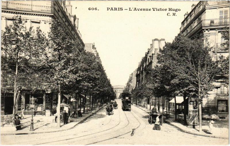 Carte postale ancienne L'Avenue Victor Hugo à Paris 16e