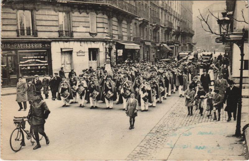 Carte postale ancienne Un de ses défilés à Paris - XVIe Arrondissement à Paris 16e