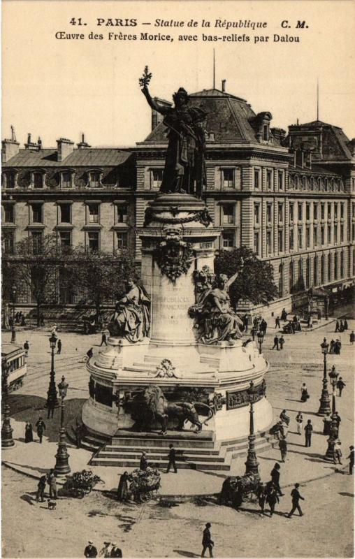Carte postale ancienne Paris 10e-Statue de la Republique à Paris 10e