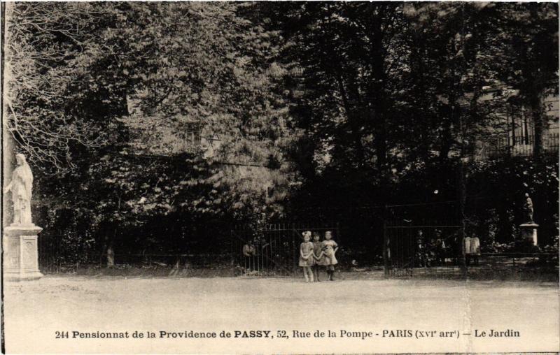 Carte postale ancienne Pensionnat de la Providence de Passy - Rue de la Pompe - Le Jardin à Paris 16e