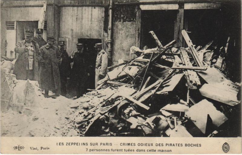 Carte postale ancienne Les Zeppelins Sur Paris 7 personnes tuees dans cette maison