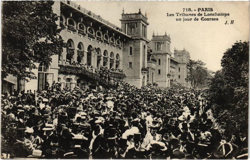 Carte postale ancienne Les Tribunes de Lonchamps un jour de Courses à Paris 16e
