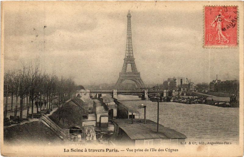 Carte postale ancienne Vue prise de l'Ile des Cygnes à Paris 15e