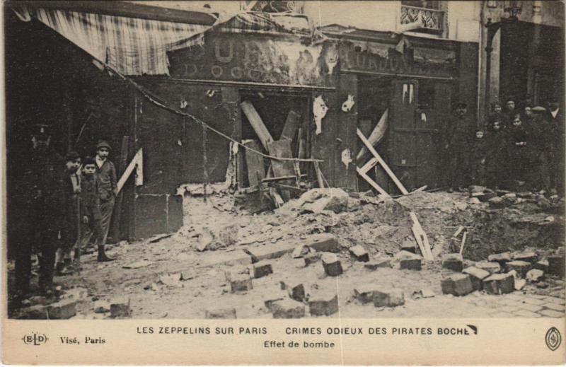 Carte postale ancienne Les Zeppelins Sur Paris Effet de bombe