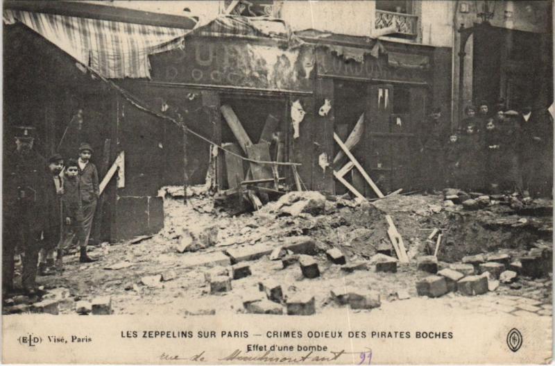 Carte postale ancienne Les Zeppelins Sur Paris Effet de bombe