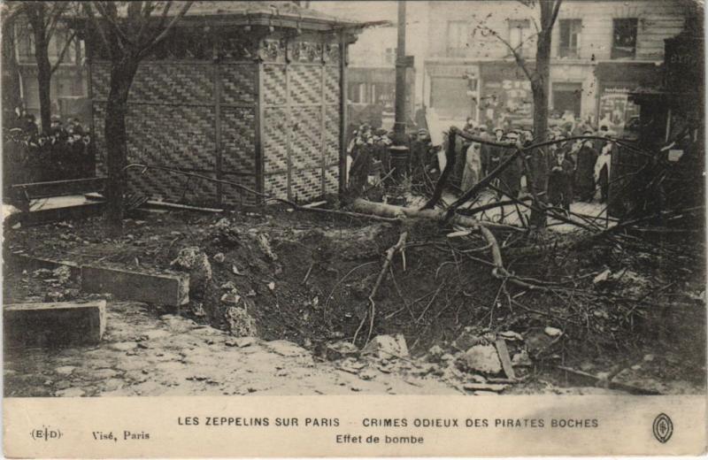 Carte postale ancienne Les Zeppelins Sur Paris Effet de bombe