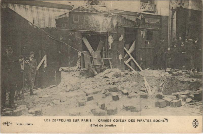 Carte postale ancienne Les Zeppelins Sur Paris Effet de bombe