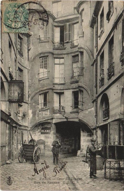 Carte postale ancienne Paris - Cour du Dragon à Paris