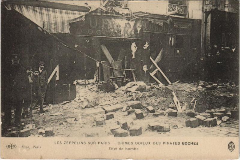 Carte postale ancienne Les Zeppelins Sur Paris Effet de bombe