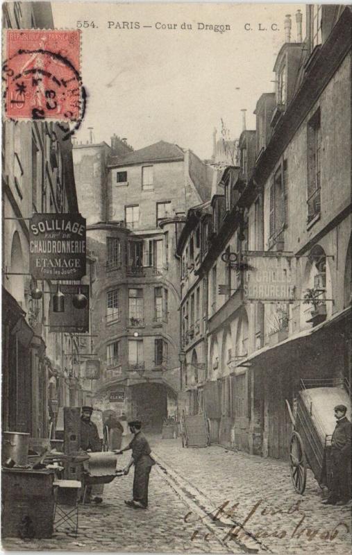 Carte postale ancienne Paris - Cour du Dragon à Paris