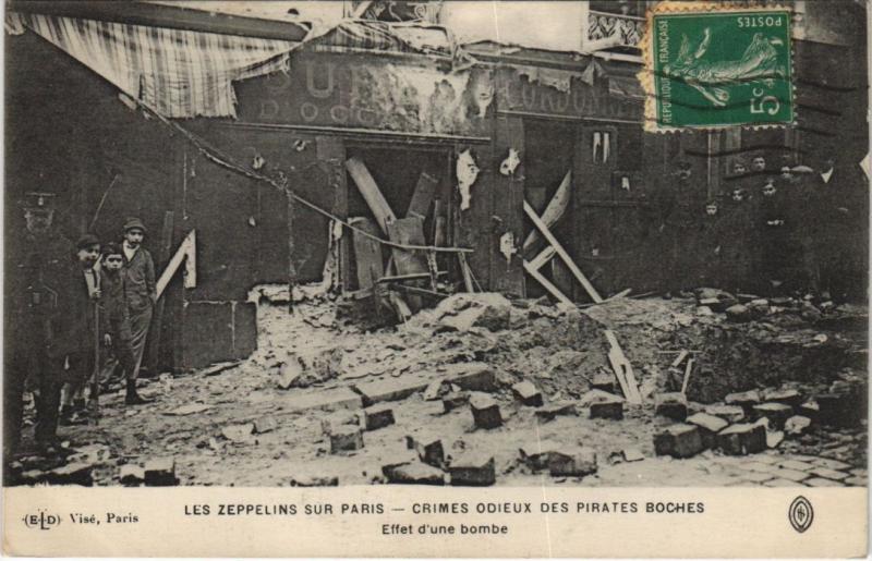 Carte postale ancienne Les Zeppelins Sur Paris Effet de bombe
