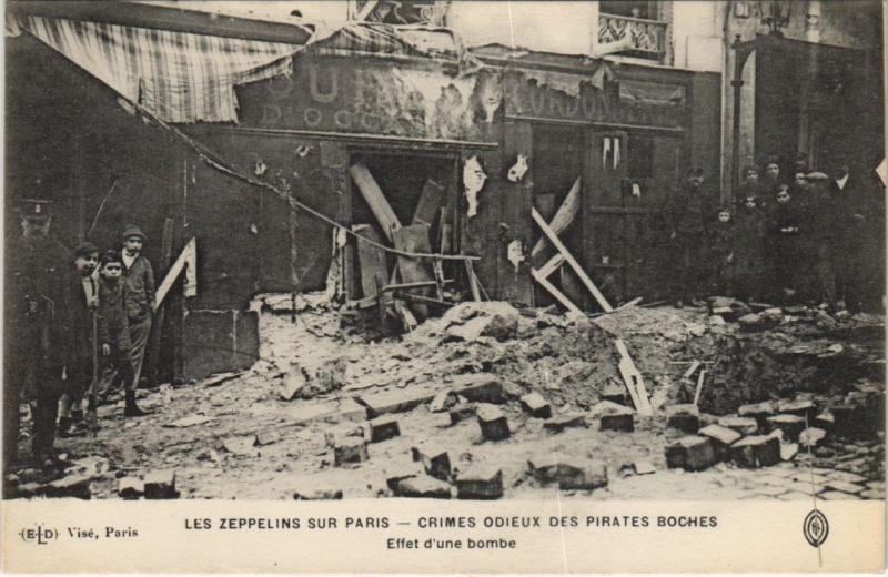 Carte postale ancienne Les Zeppelins Sur Paris Effet de bombe