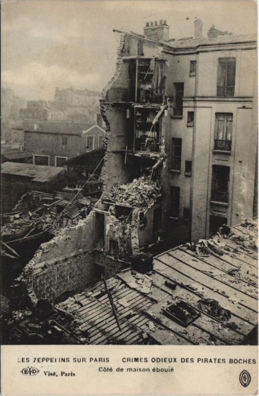 Carte postale ancienne Les Zeppelins sur Paris - Crimes odieux des pirates Boches - Côté de maison éboulé à Paris 20e