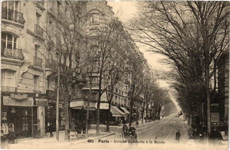 Carte postale ancienne Avenue Gambetta à la Mairie à Paris 20e