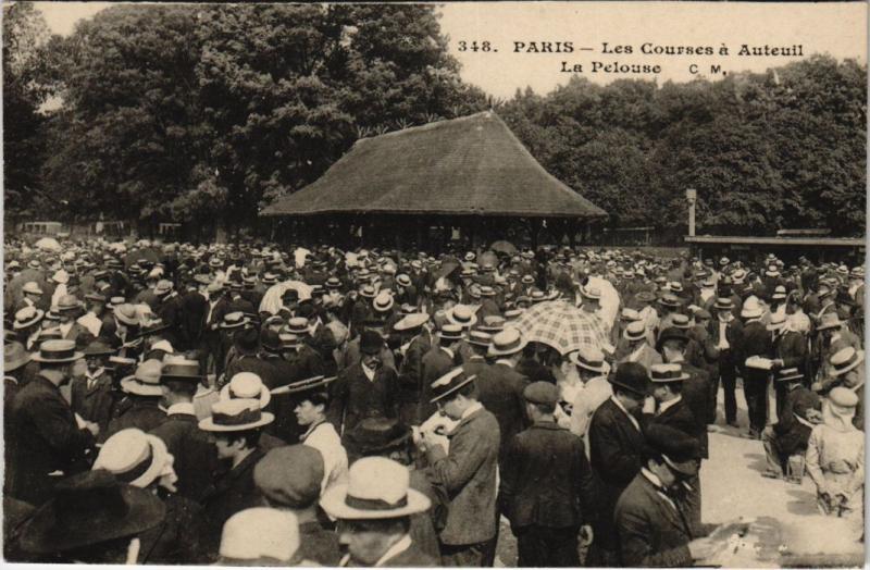Carte postale ancienne Les Courses à Auteuil - La Pelouse à Paris 16e