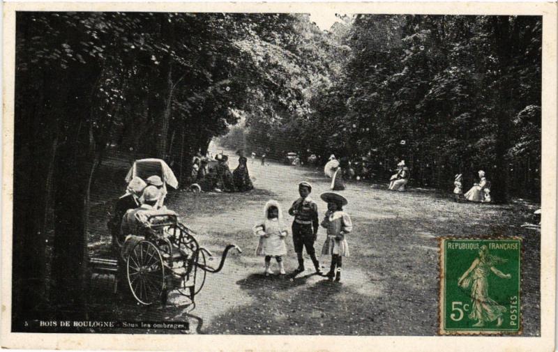 Carte postale ancienne Bois de Boulogne - Sous les ombrages à Paris 16e