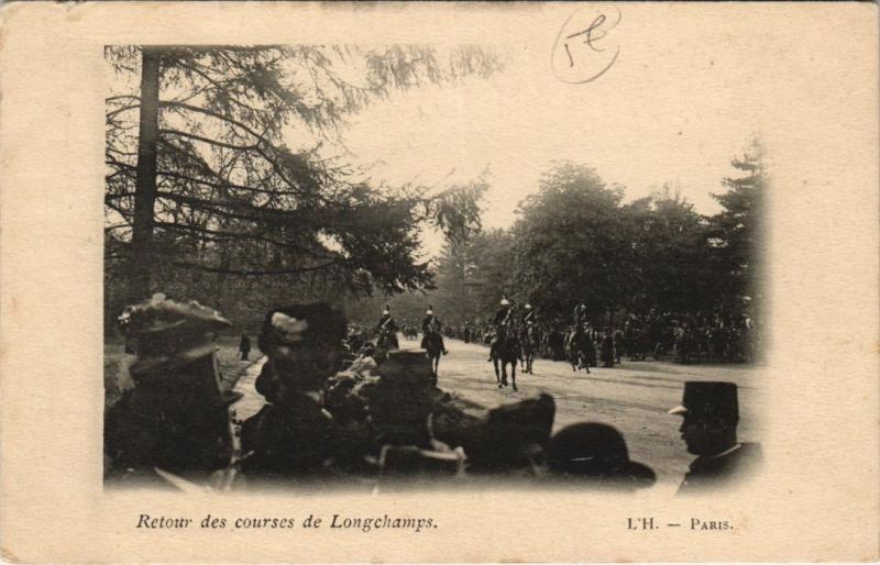 Carte postale ancienne Retour des courses de Longchamps à Paris 16e
