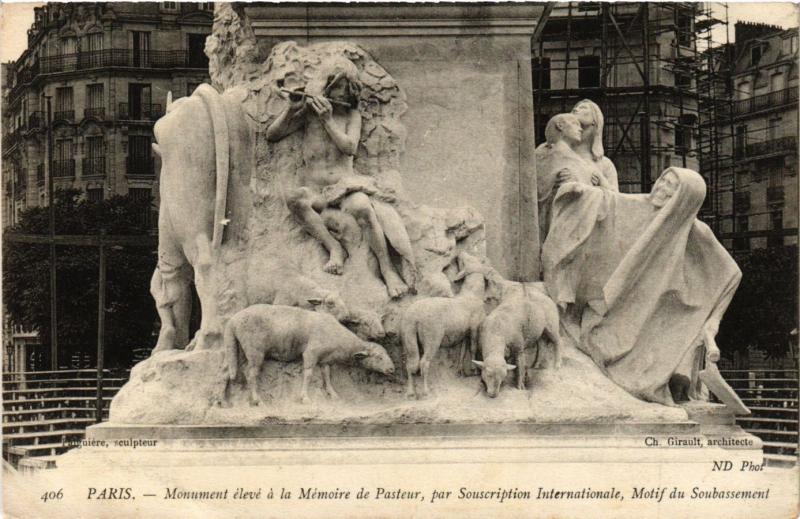 Carte postale ancienne Monument élevé à la mémoire de Pasteur - Motif du Soubassement à Paris 7e