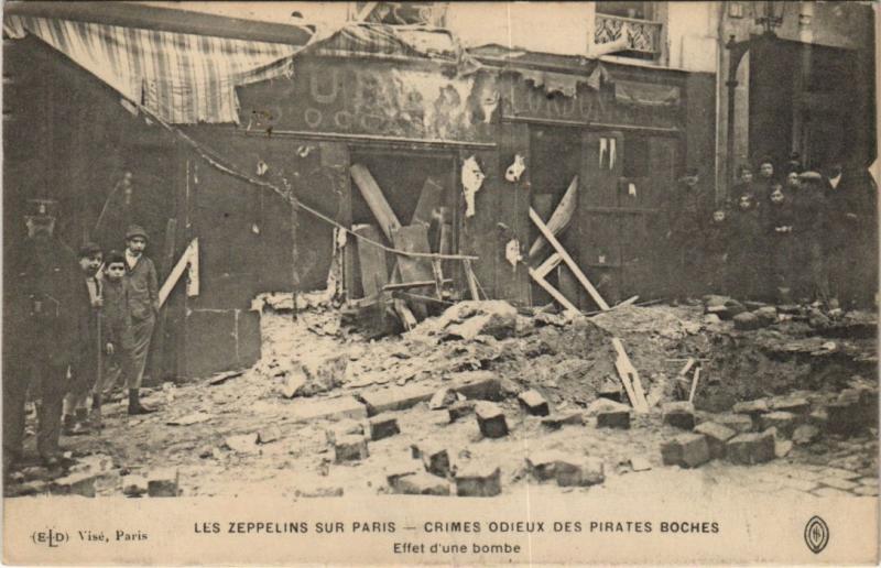 Carte postale ancienne Les Zeppelins Sur Paris Effet de bombe