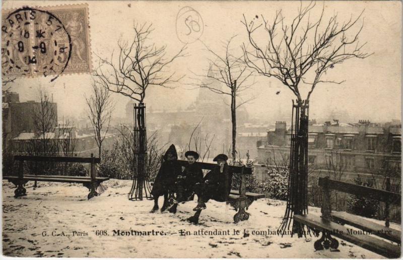 Carte postale ancienne Montmartre - En attendant le quatrième combattant sur la Butte Montmartre à Paris 18e