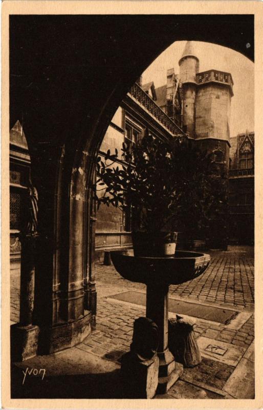Carte postale ancienne Paris 5e-Musée de CLuny-Cour d'honneur à Paris 5e